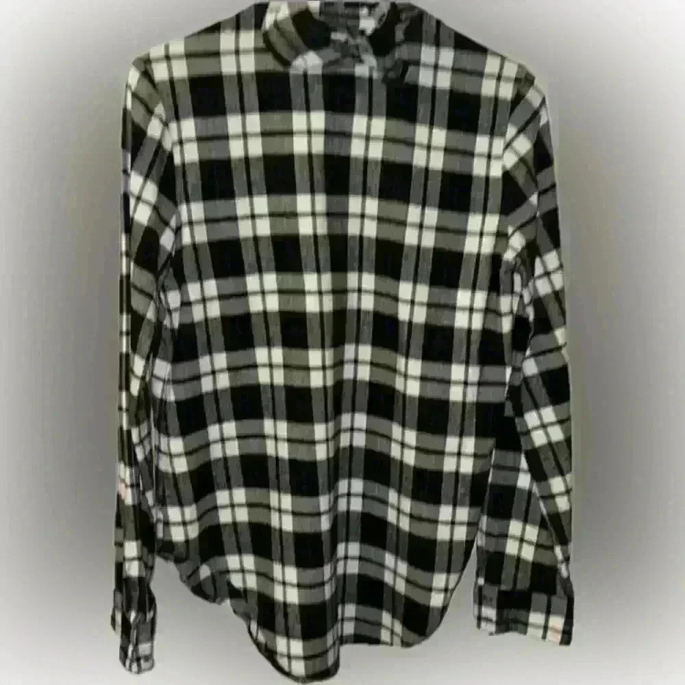 ELIZABETH AND JAMES Large Black & White Plaid Flannel Long-Sleeved Blouse - Picture 6 of 7